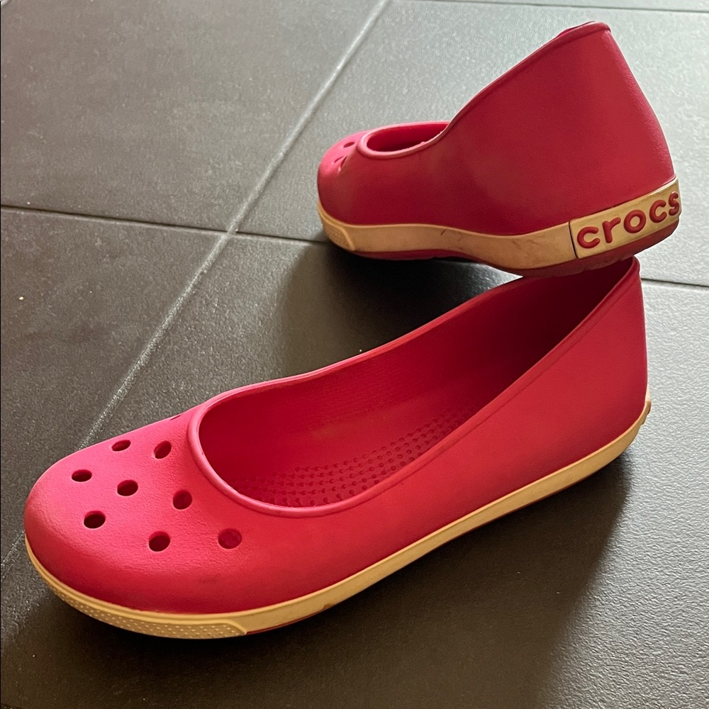 CROCS Women's Vibrant Hot Pink Slip On Loafers size 8